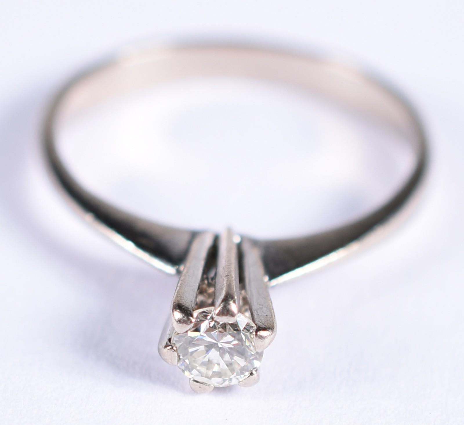 Solitário de ouro branco com um brilhante de aproximadamente 0,23 ct... - foto 1 de 3