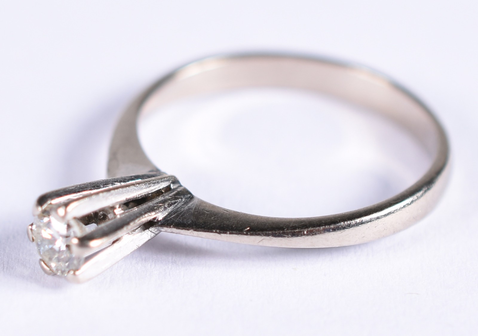Solitário de ouro branco com um brilhante de aproximadamente 0,23 ct... - foto 2 de 3