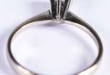 Solitário de ouro branco com um brilhante de ap... - Solitário de ouro branco com um brilhante de aproximadamente 0,23 ct. Aro 12 (Por motivos de seguranças as peças não encontram-se na loja).