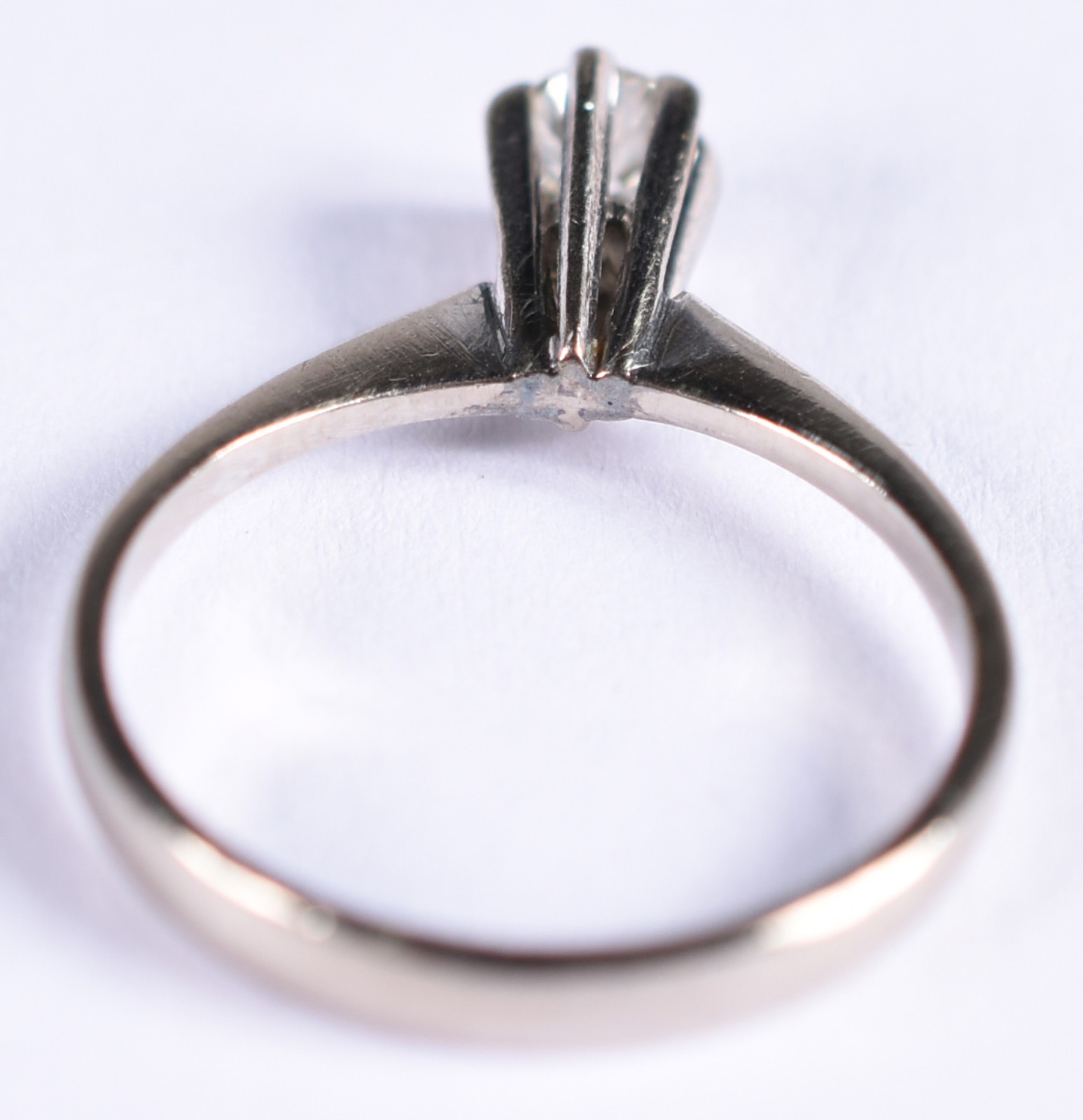 Solitário de ouro branco com um brilhante de aproximadamente 0,23 ct... - foto 3 de 3