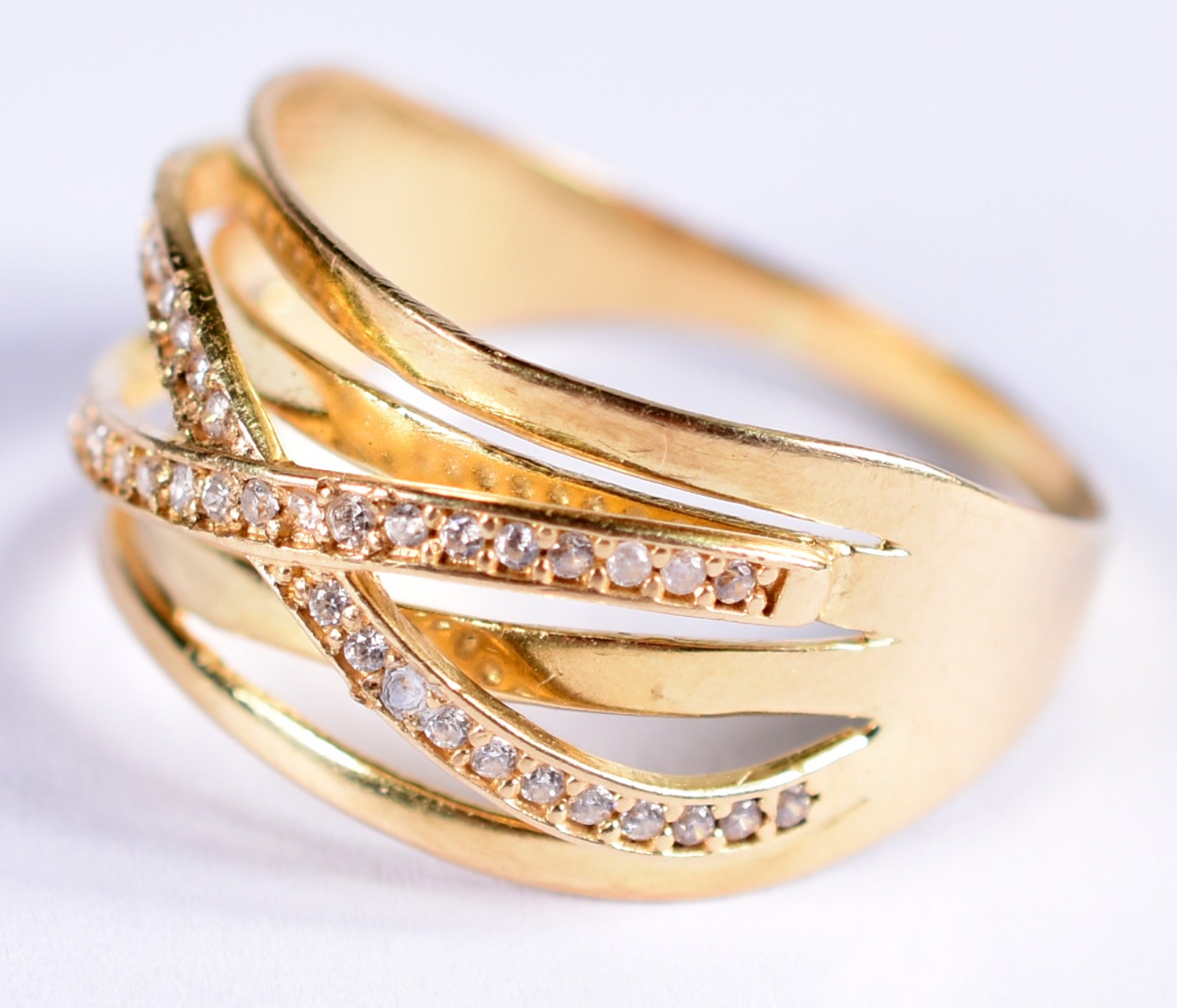 Anel de ouro 18 k contraste 750 entrelaçado com safiras brancas, aro... - foto 2 de 4