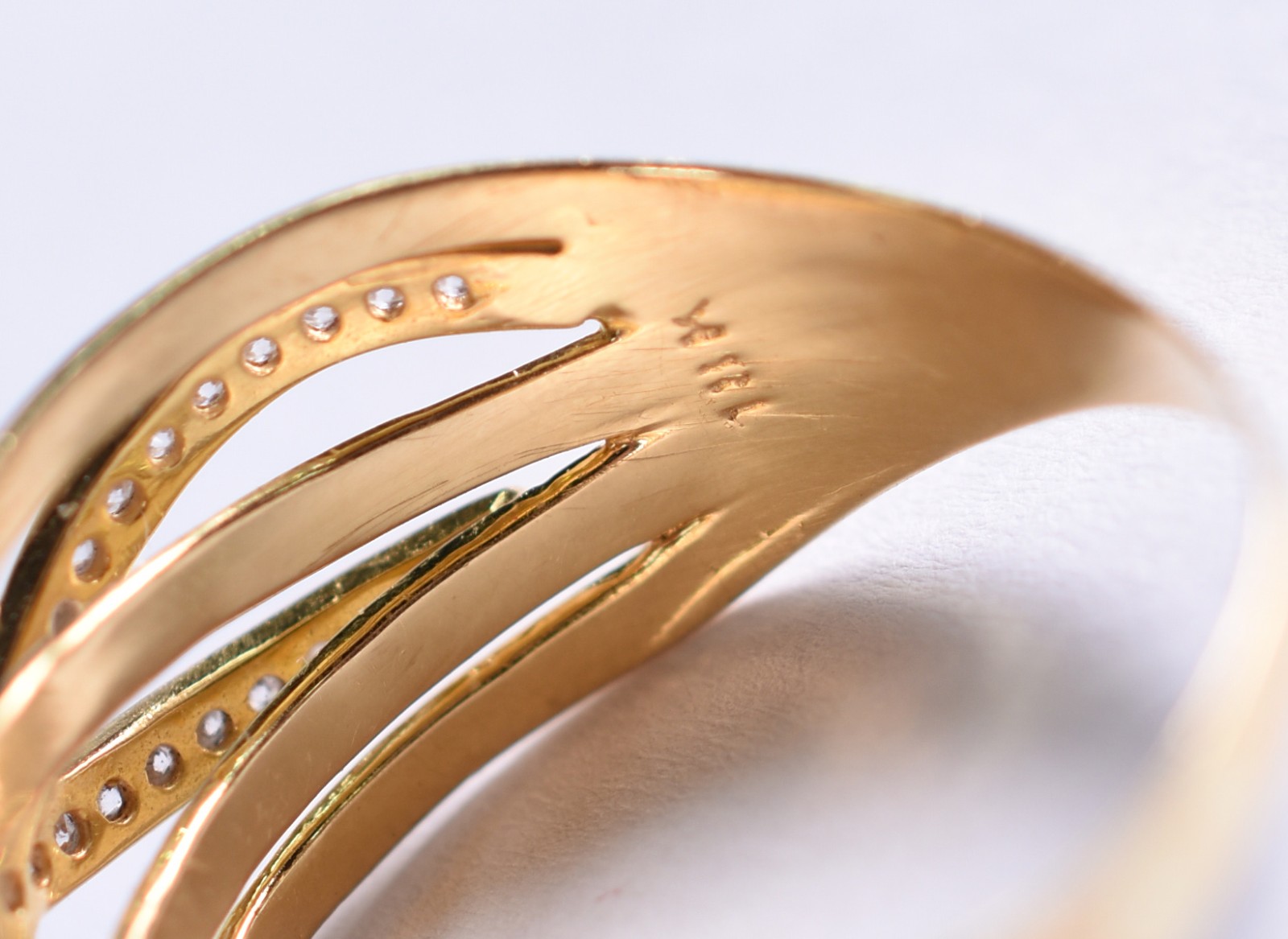 Anel de ouro 18 k contraste 750 entrelaçado com safiras brancas, aro... - foto 4 de 4