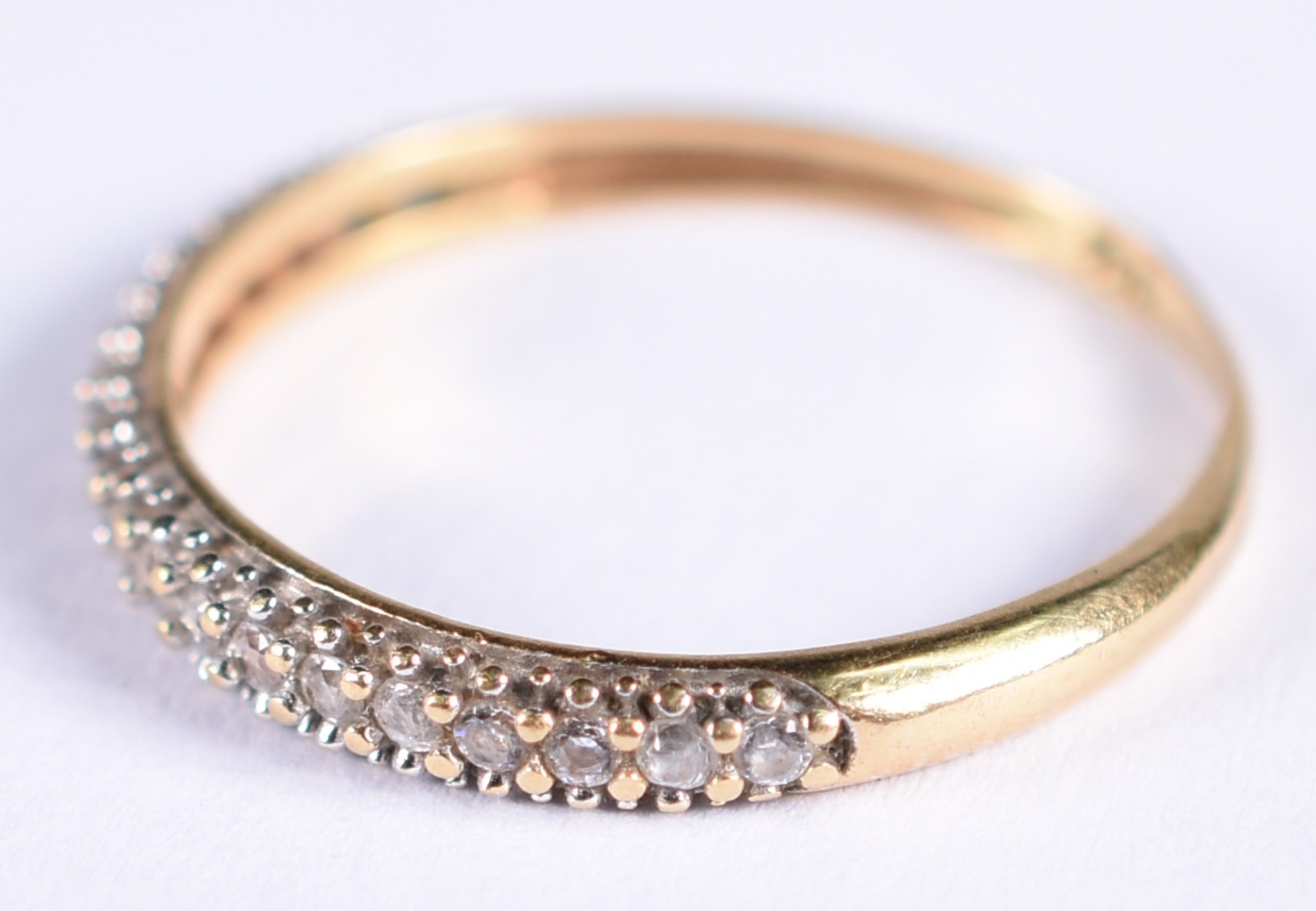 Anel de ouro 18 k contraste 750 com pequeno brilhantes, aro 15 (Por... - foto 2 de 4