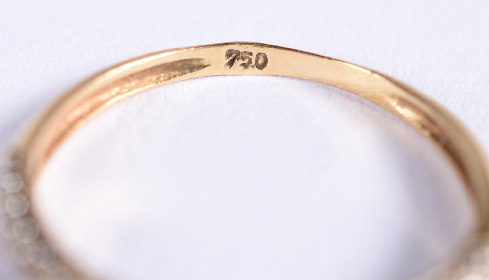 Anel de ouro 18 k contraste 750 com pequeno brilhantes, aro 15 (Por... - foto 3 de 4