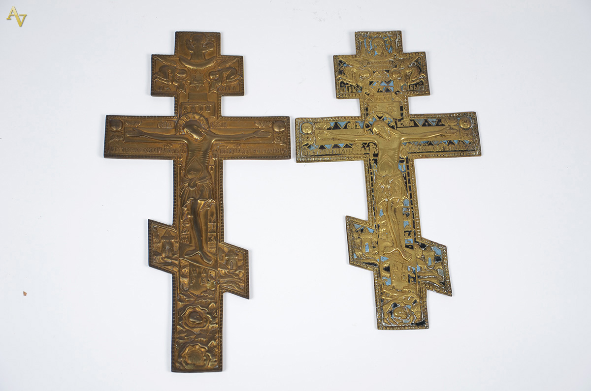 Duas cruzes ortodoxas de bronze, alturas 37 cm.