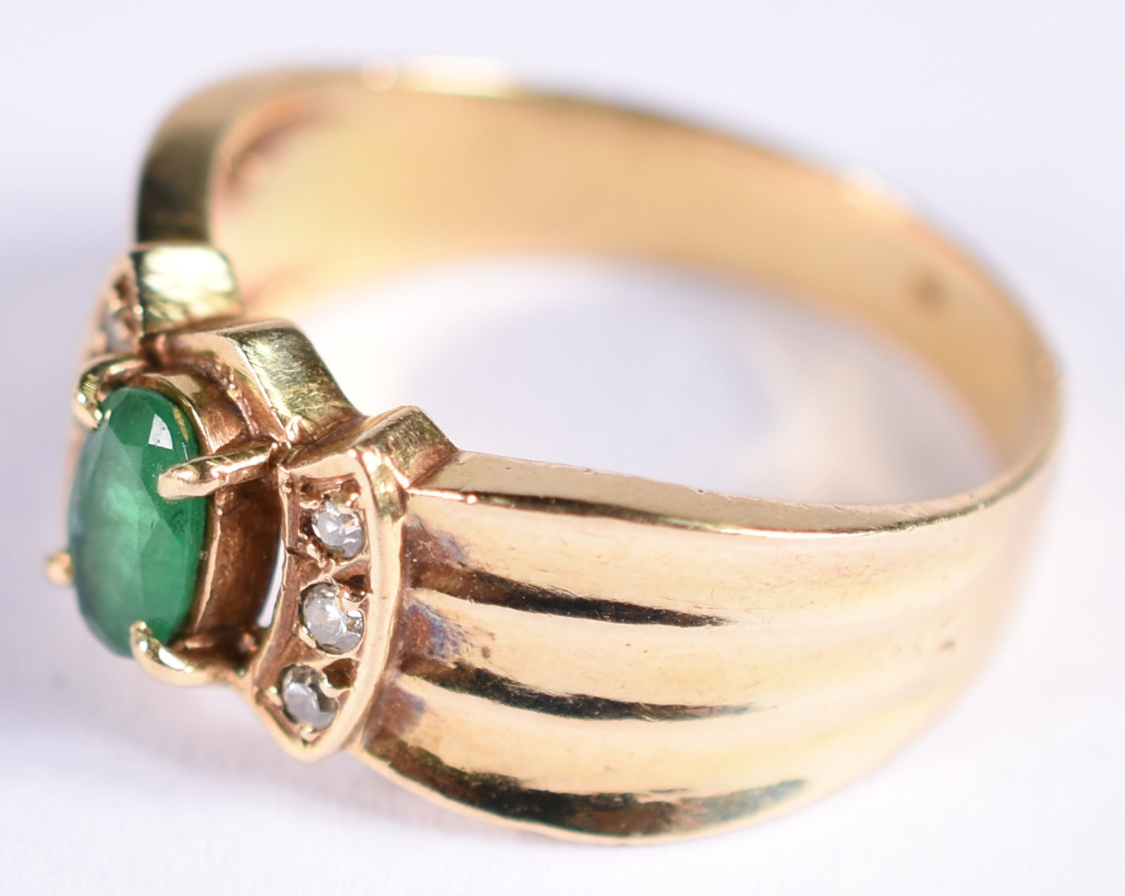 Anel de ouro 18 k contraste 750 com 6 brilhantes e uma esmeralda, aro... - foto 2 de 4