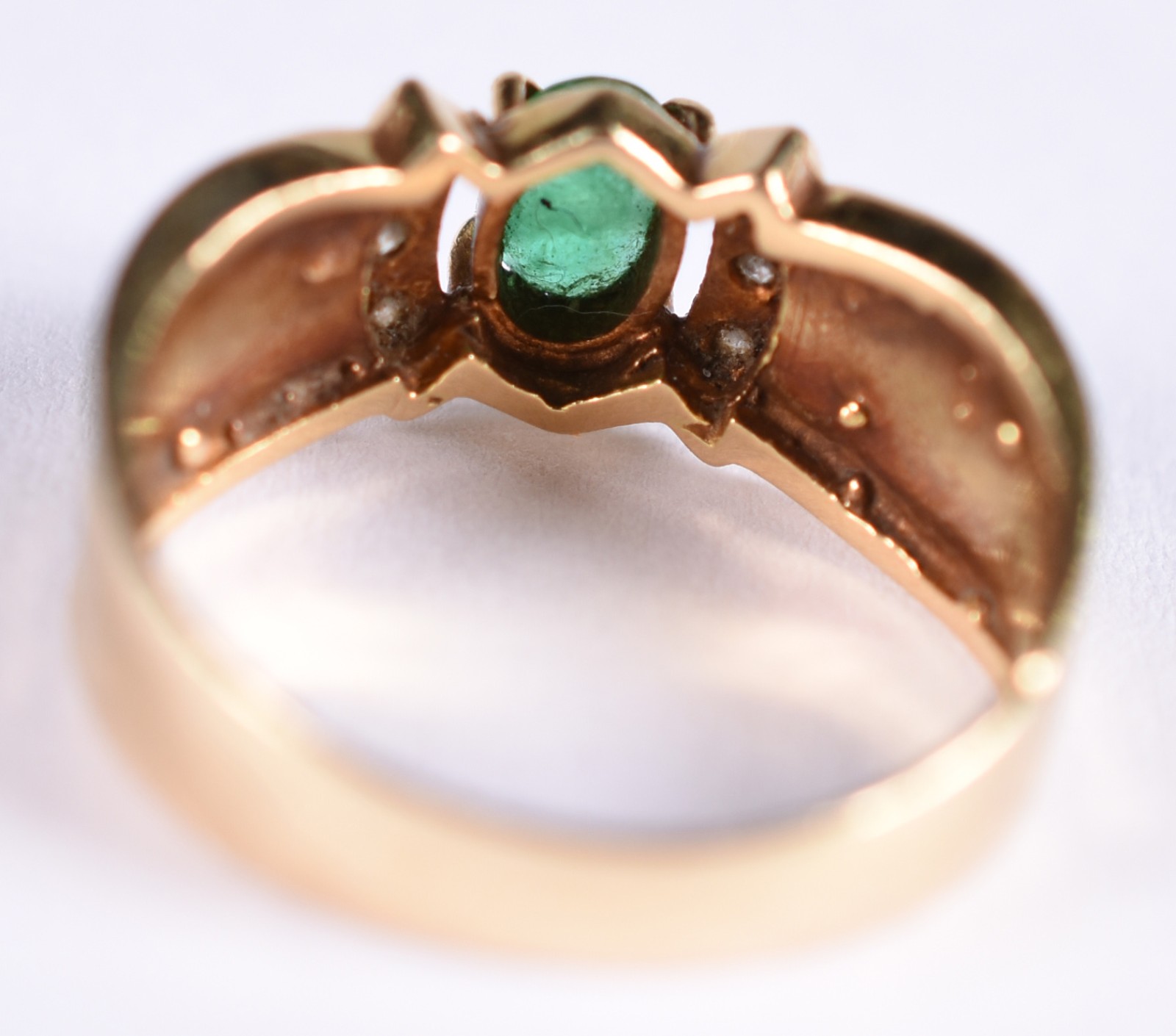 Anel de ouro 18 k contraste 750 com 6 brilhantes e uma esmeralda, aro... - foto 4 de 4