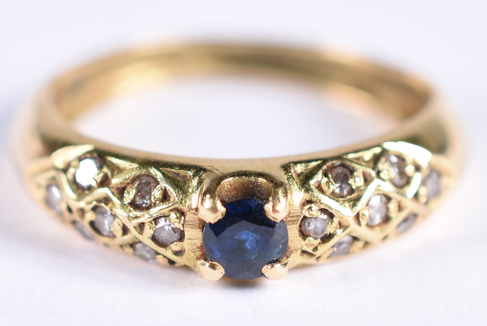 Anel de ouro 18 k contraste 750 com 10 brilhantes e safira azull, aro... - foto 1 de 3
