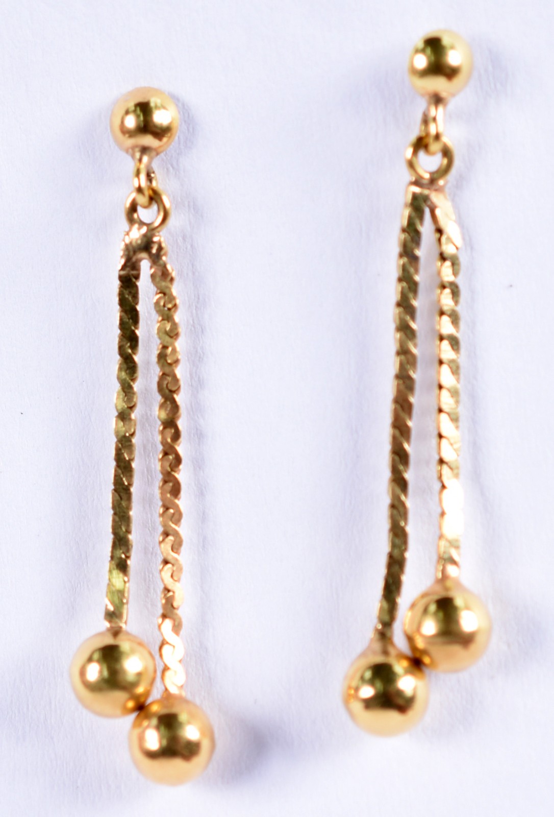 Par de brincos de ouro 18 k contraste 750, com bolinhas (Por motivos... - foto 1 de 2