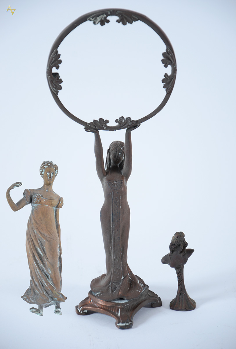 Tres esculturas diversas de bronze representando figuras femininas
