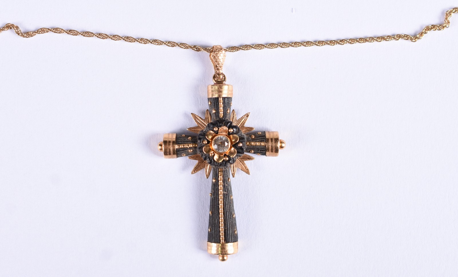 Gargantilha de ouro 18 k com crucifixo de madeira (Por motivos de... - foto 1 de 5