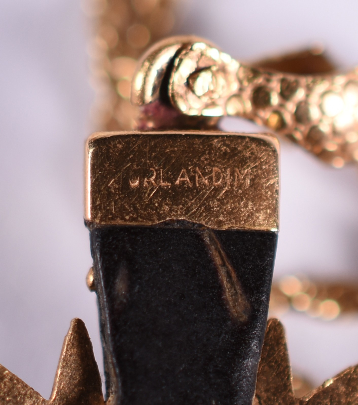 Gargantilha de ouro 18 k com crucifixo de madeira (Por motivos de... - foto 4 de 5