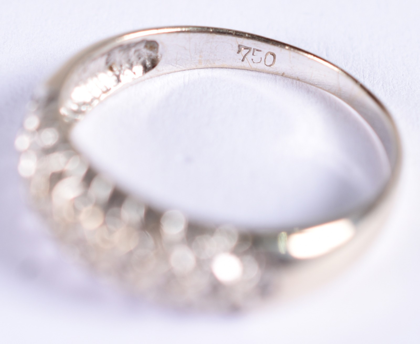 Anel de ouro branco contraste 750 com 28 brilhantes , aro 17 (Por... - foto 3 de 4