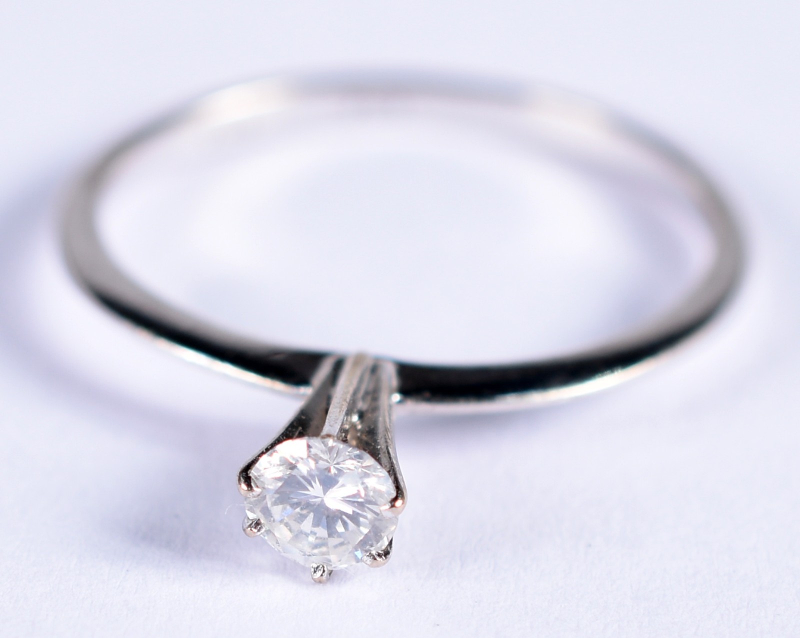 Solitário de ouro branco um brilhante de aproximadamente 0,25 ct. Aro... - foto 1 de 4