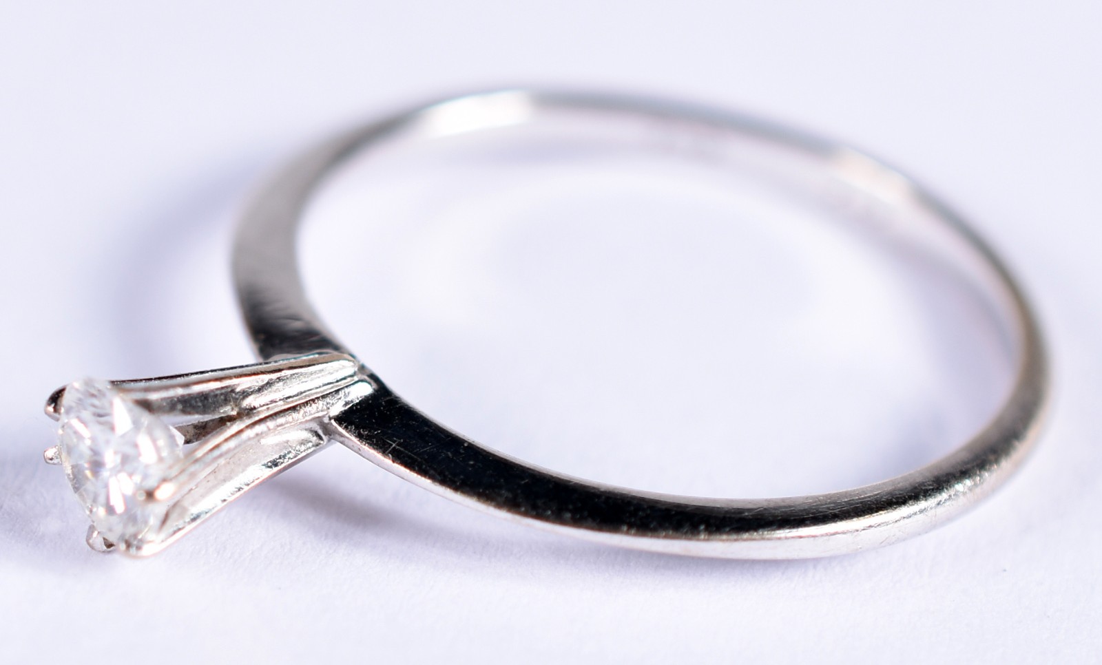 Solitário de ouro branco um brilhante de aproximadamente 0,25 ct. Aro... - foto 2 de 4