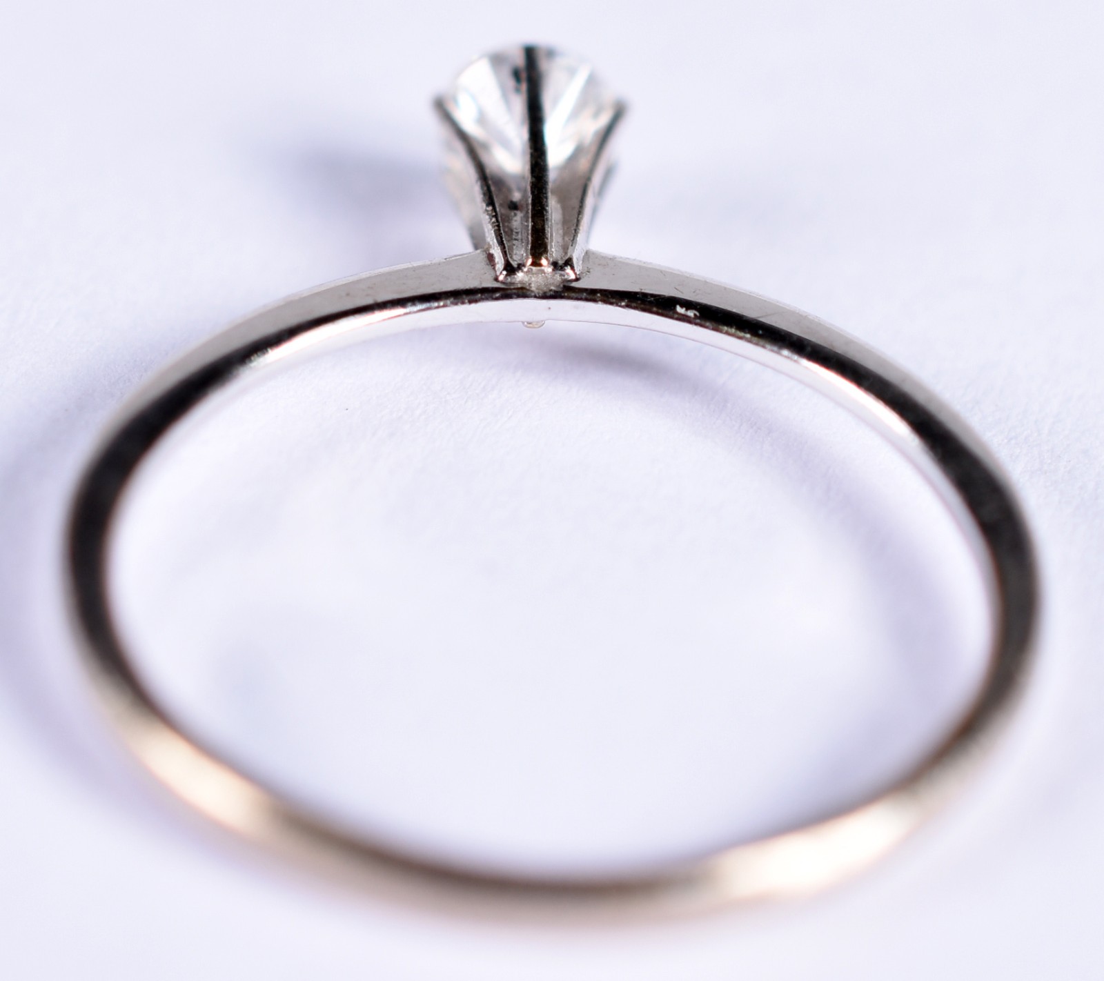 Solitário de ouro branco um brilhante de aproximadamente 0,25 ct. Aro... - foto 3 de 4