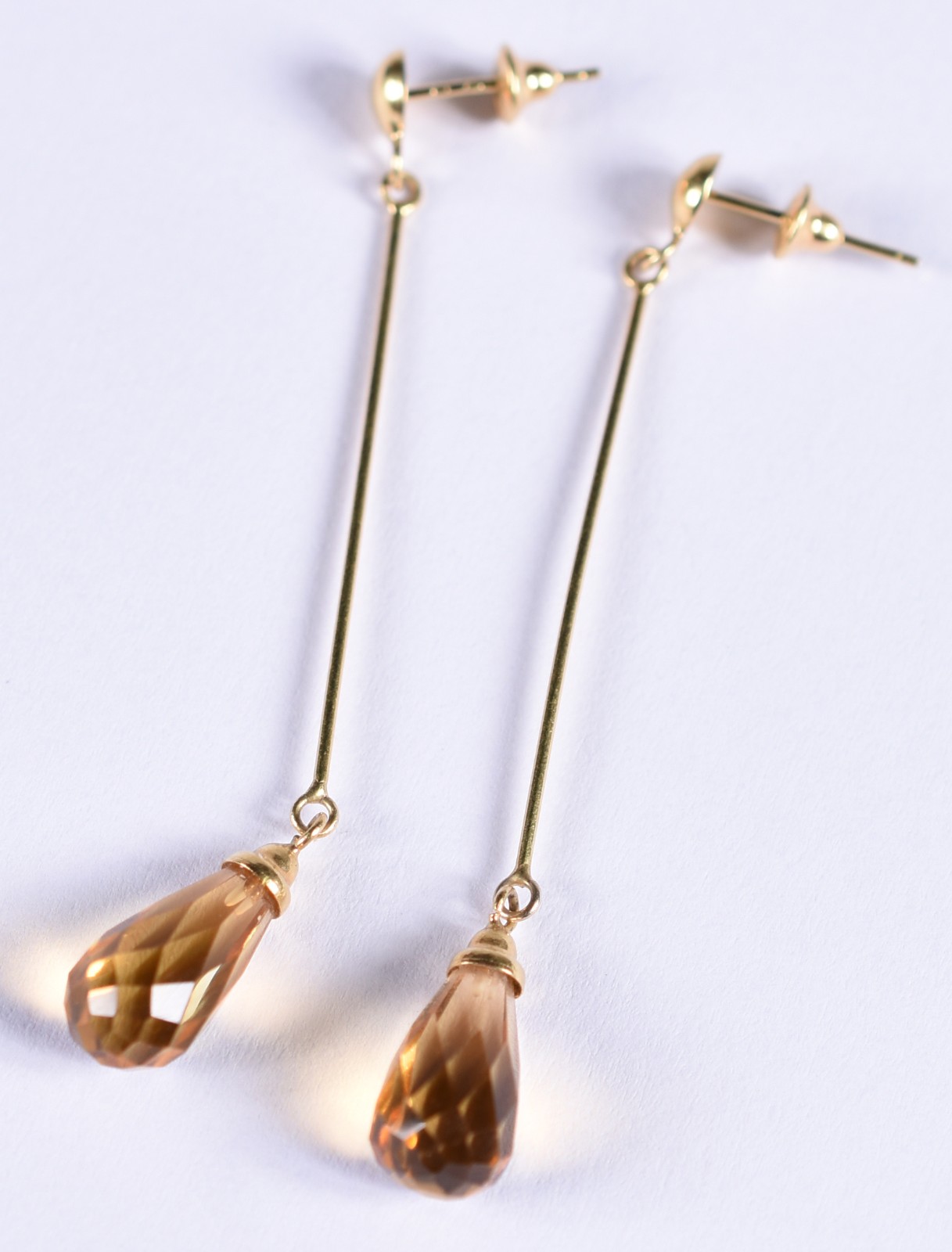 Par de brincos de ouro 18 k com 2 pedras topázios feitio gota (Por... - foto 2 de 3