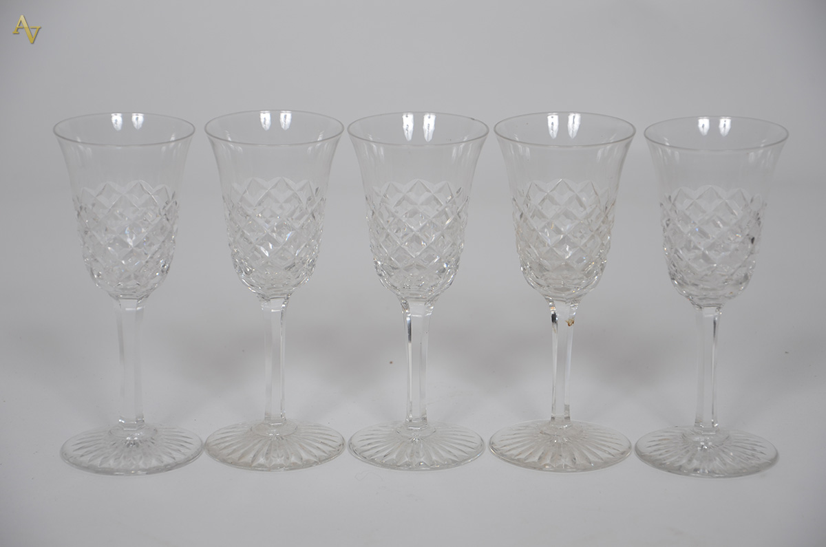 BACARAT - Cinco cálices de cristal frances, assinados (um com pequeno...