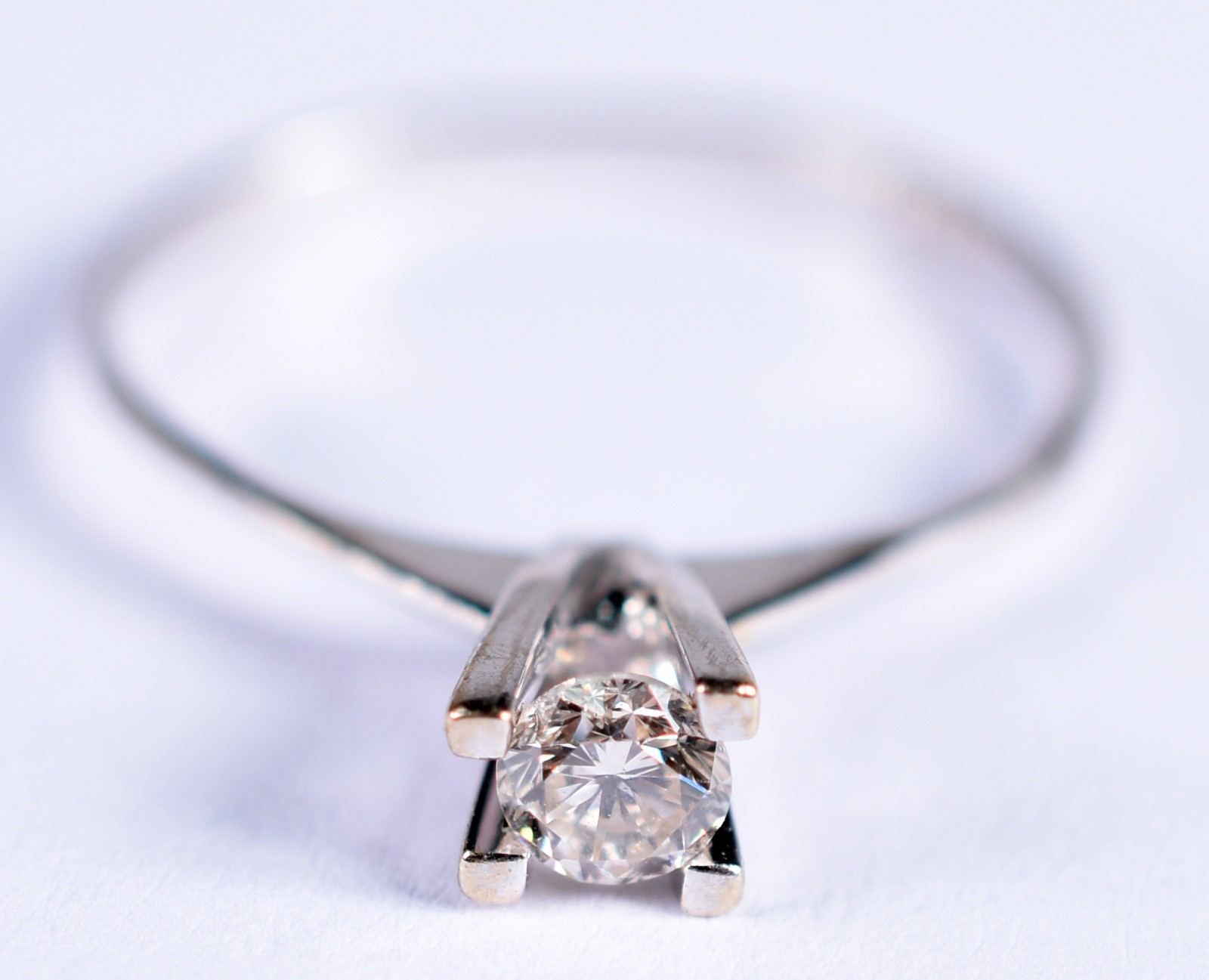 Anel de ouro branco feitio solitário, com um brilhante de 0,20 ct... - foto 1 de 3