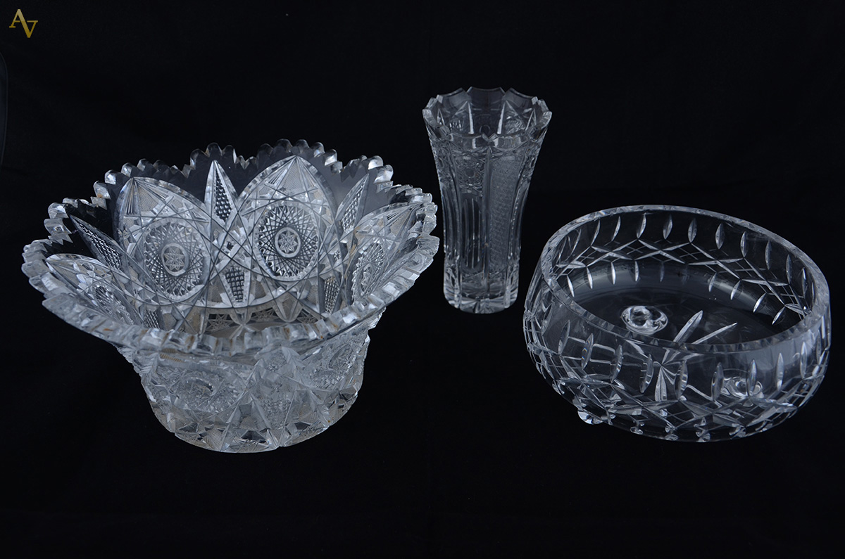 Tres peças diversas de cristal tcheco lapidado, sendo um vaso e duas...