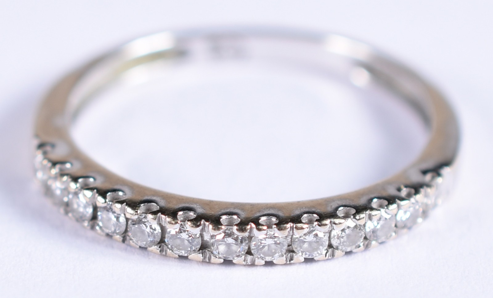 Anel de ouro branco contraste 750 com 12 brilhantes de 0,02 ct cada... - foto 1 de 4