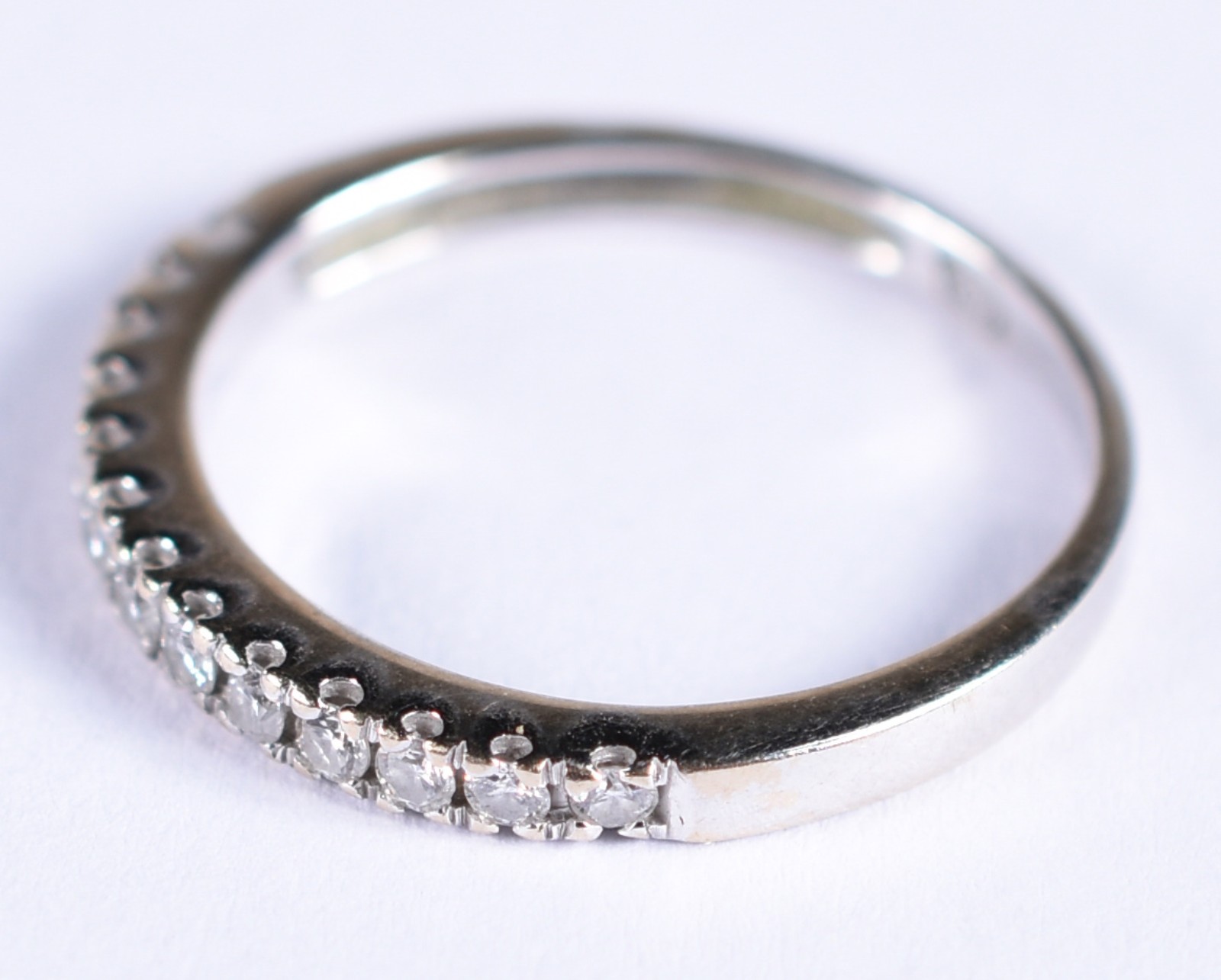 Anel de ouro branco contraste 750 com 12 brilhantes de 0,02 ct cada... - foto 3 de 4