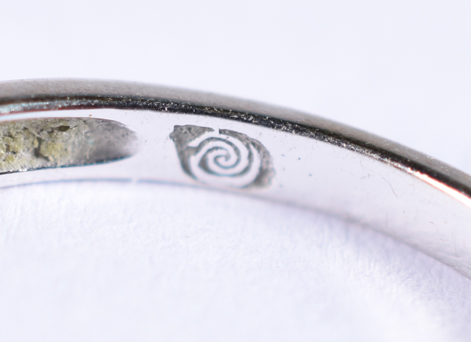 Anel de ouro branco contraste 750 com 12 brilhantes de 0,02 ct cada... - foto 4 de 4