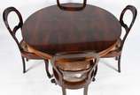 Mesa de jantar em jacarandá, feitio redondo,  b... - Mesa de jantar em jacarandá, feitio redondo,  base em coluna central feitio balaústre, acompanham 4 cadeiras com assentos de palhinha (duas dela...