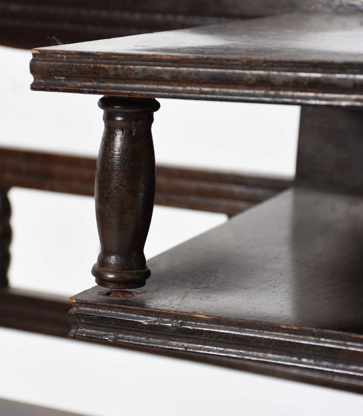 Mesa de telefone com assento acoplado de madeira torneada e palhinha... - foto 4 de 5