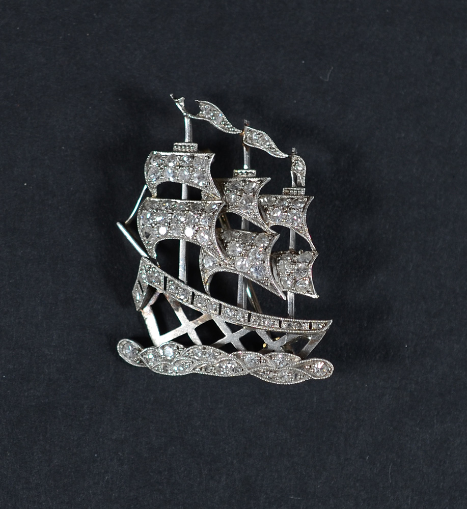 Antigo broche de platina com caravela de brilhantes. peso 6,2 g.