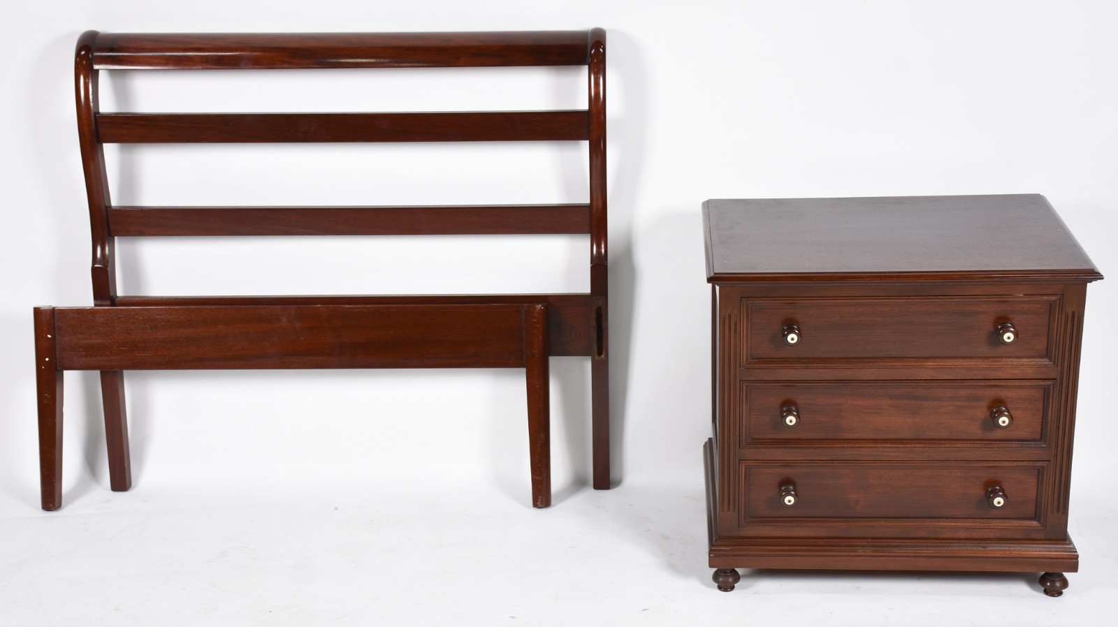 Conjunto de cama de solteiro de madeira nobre com mesinha de... - foto 1 de 4