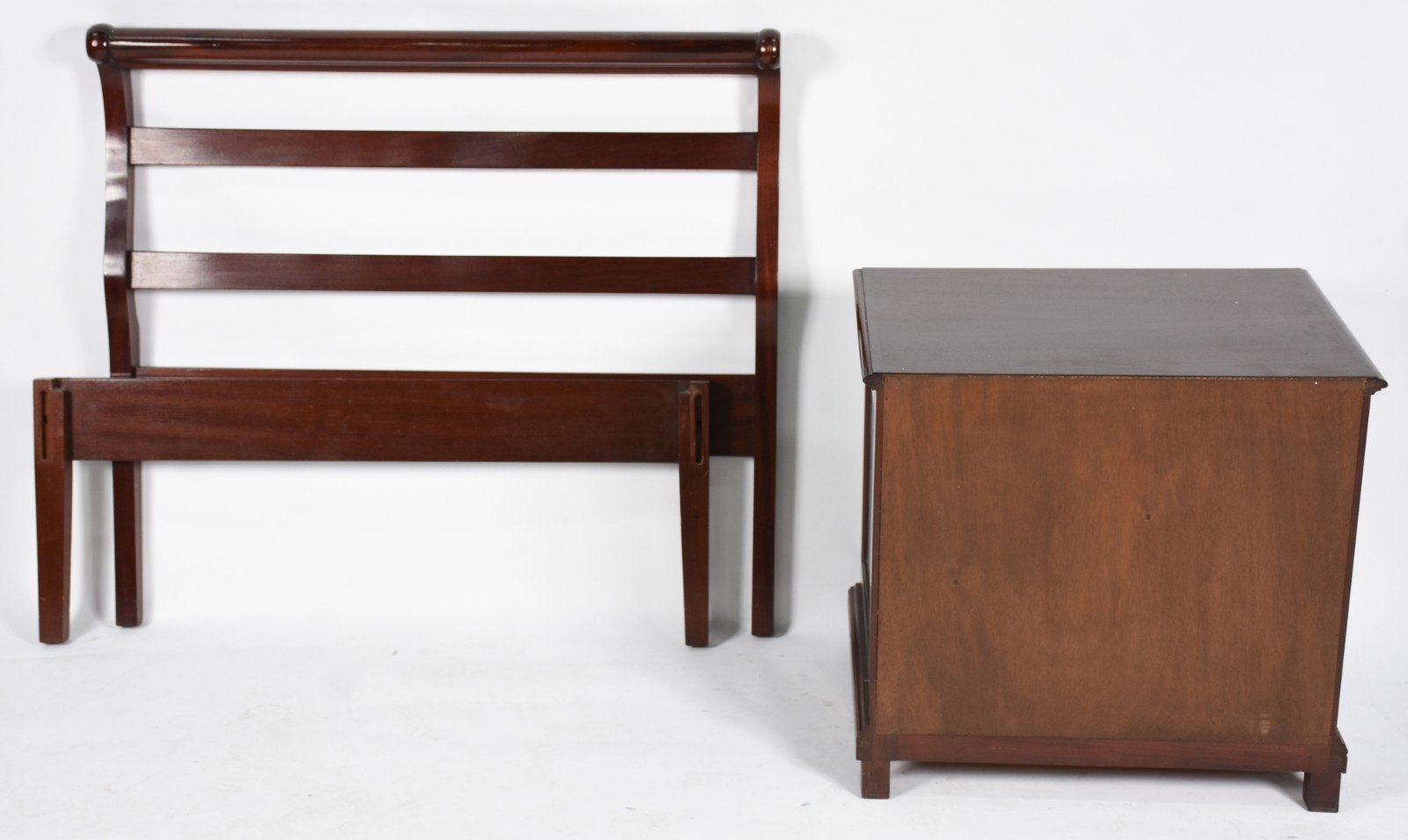 Conjunto de cama de solteiro de madeira nobre com mesinha de... - foto 2 de 4