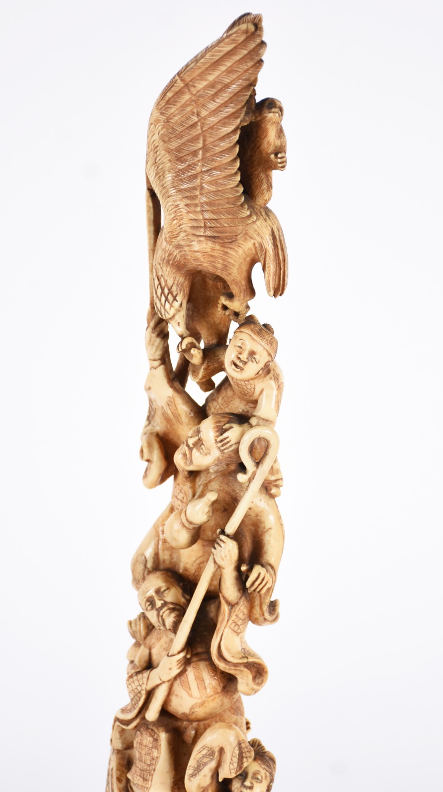Belíssima estatueta de marfim com figuras e pássaros ricamente... - foto 3 de 5