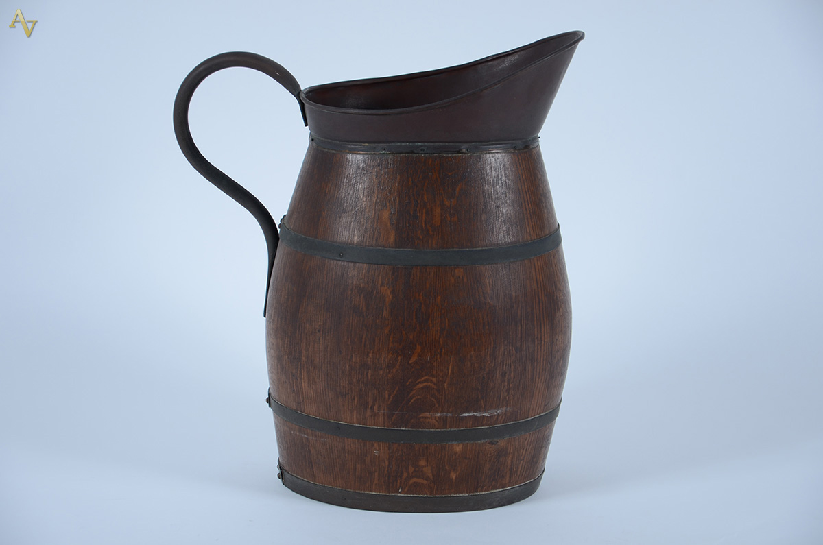 Gomil de madeira usado como bengaleiro, altura 47 cm.