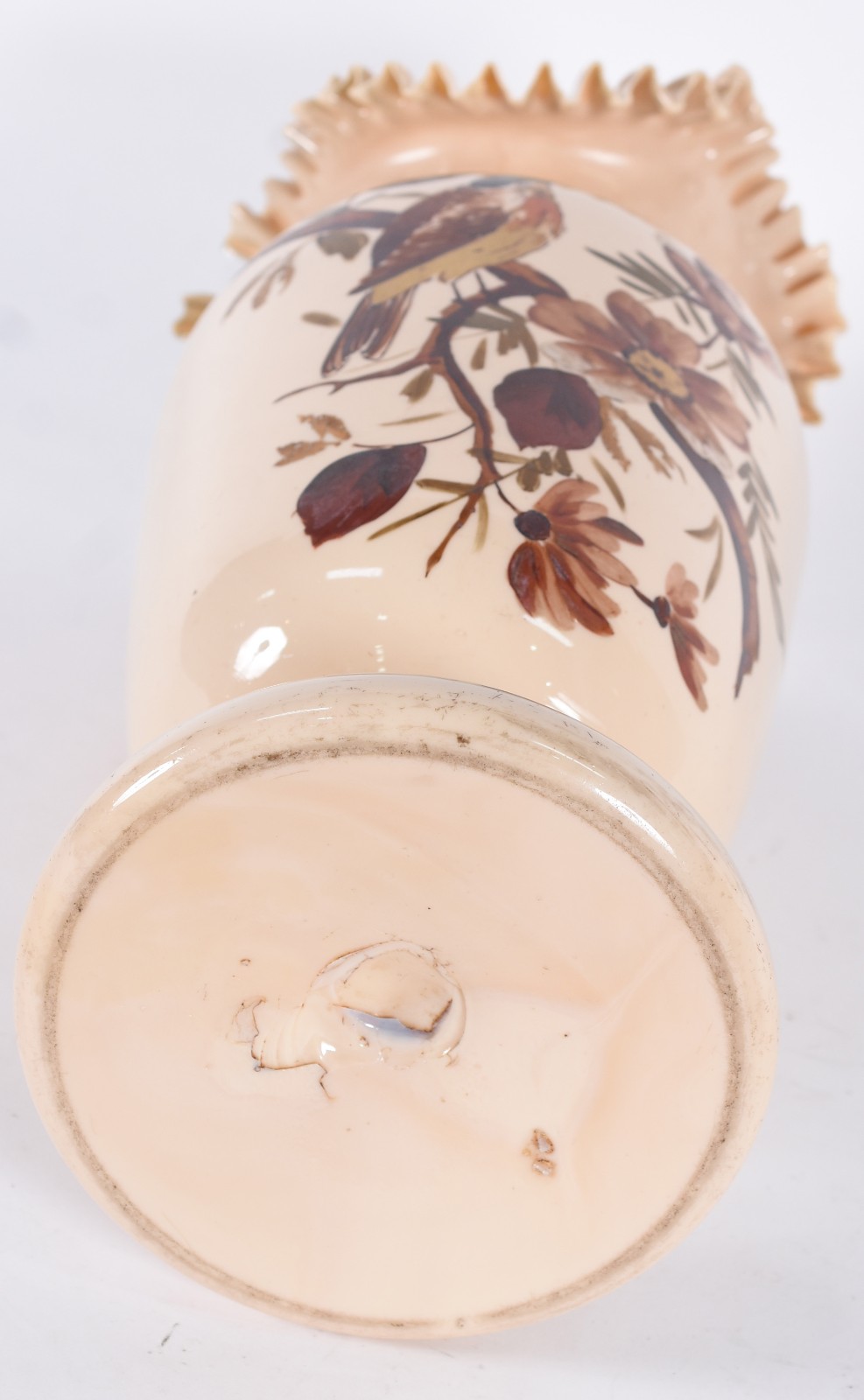 Vaso de opalina na cor bege decorado com pássaro e flores em... - foto 4 de 5