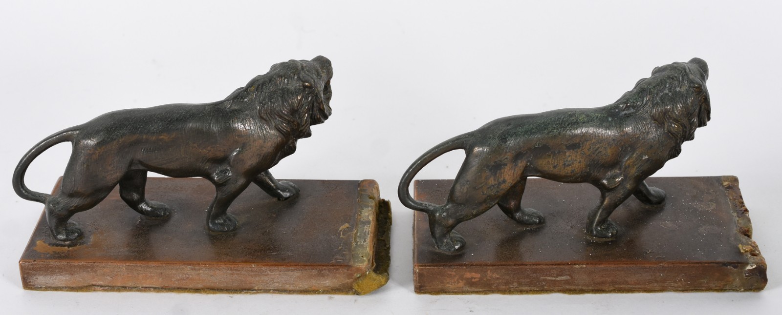 Serre livres representando par de leões de petit bronze, faltando... - foto 2 de 7