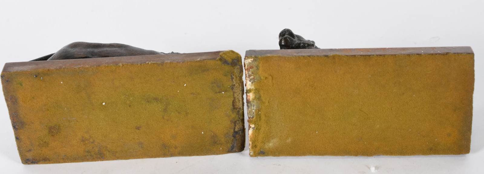 Serre livres representando par de leões de petit bronze, faltando... - foto 3 de 7