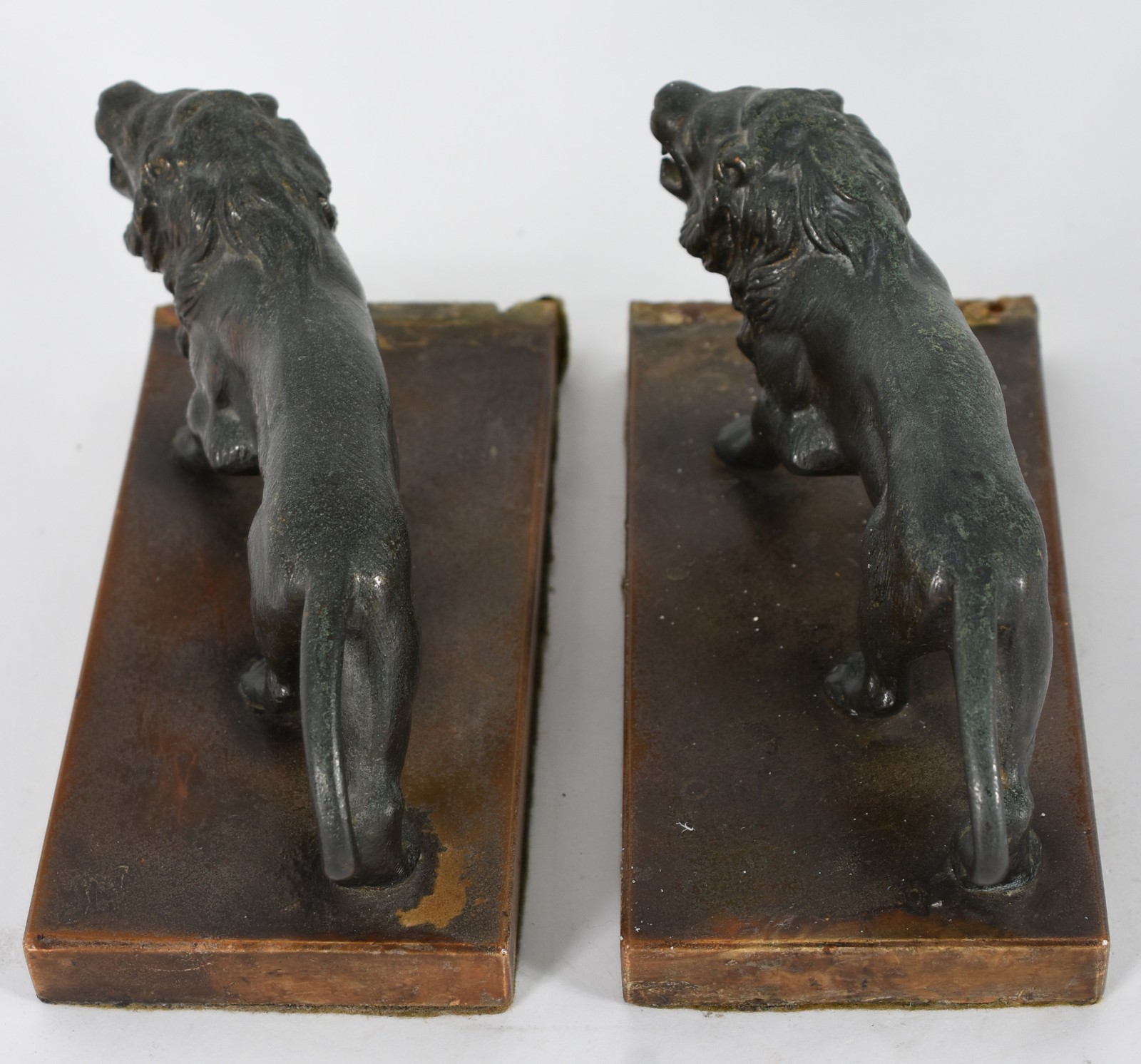 Serre livres representando par de leões de petit bronze, faltando... - foto 4 de 7