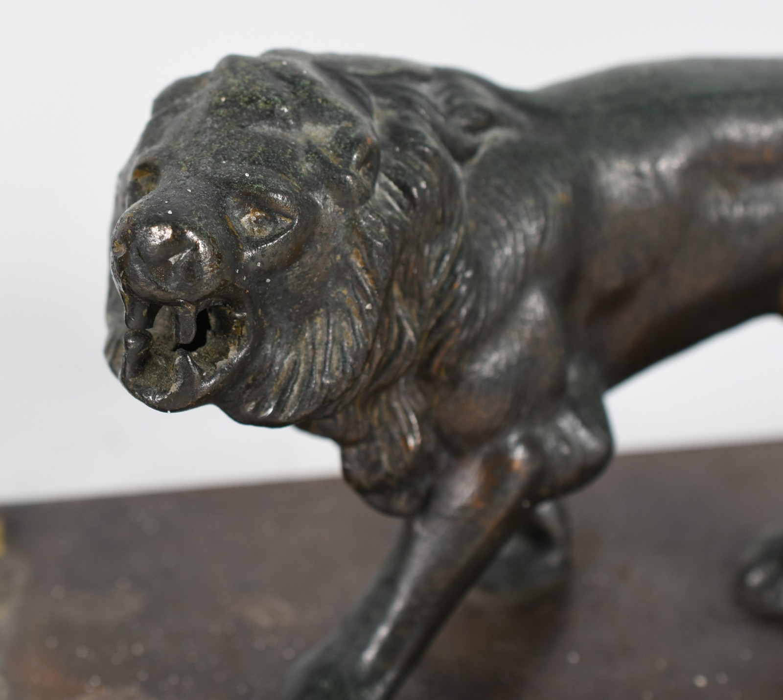 Serre livres representando par de leões de petit bronze, faltando... - foto 6 de 7