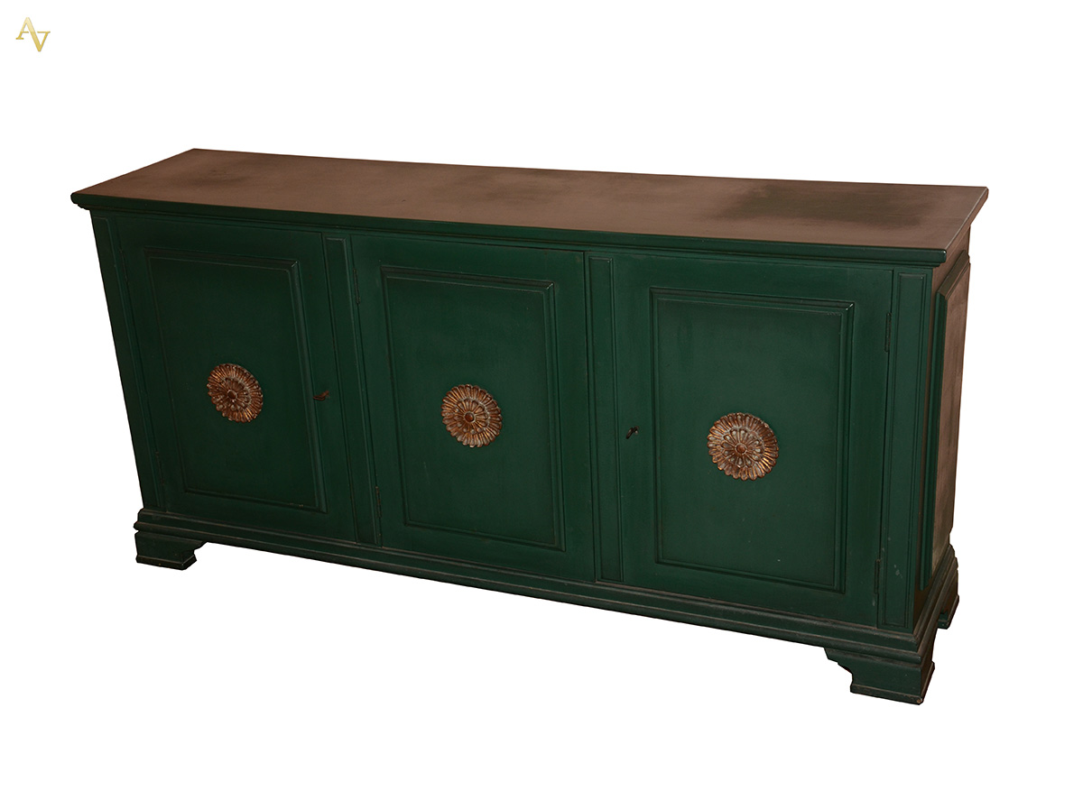 Buffet de madeira patinada de verde medindo 1.64 x 39 altura 80 cm.