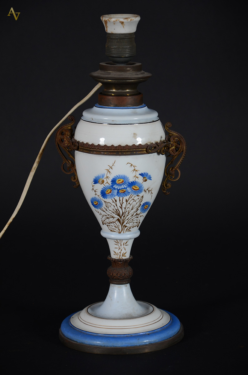 Abatjour de porcelana floral, altura 43 cm.