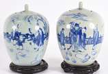 Par de potiches de porcelana oriental com figur... - Par de potiches de porcelana oriental com figuras em azul e branco. Século XIX. Bases de madeira.