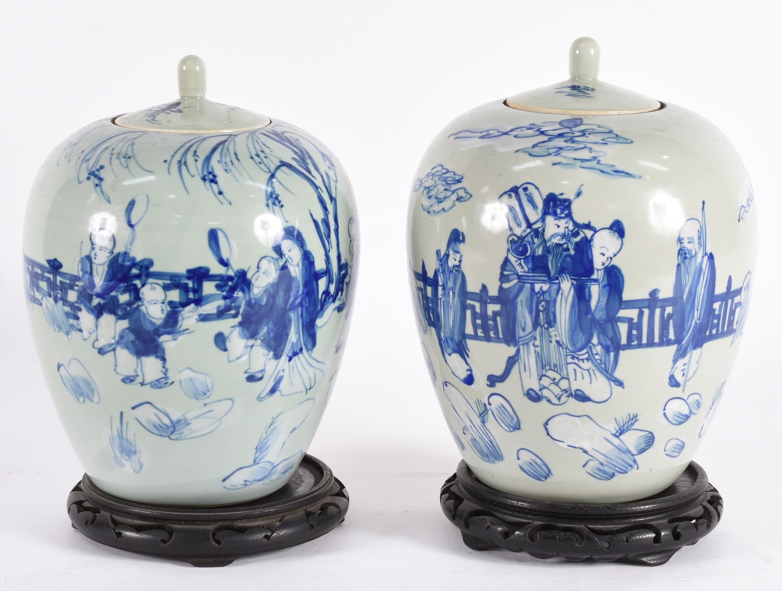 Par de potiches de porcelana oriental com figuras em azul e branco... - foto 1 de 5