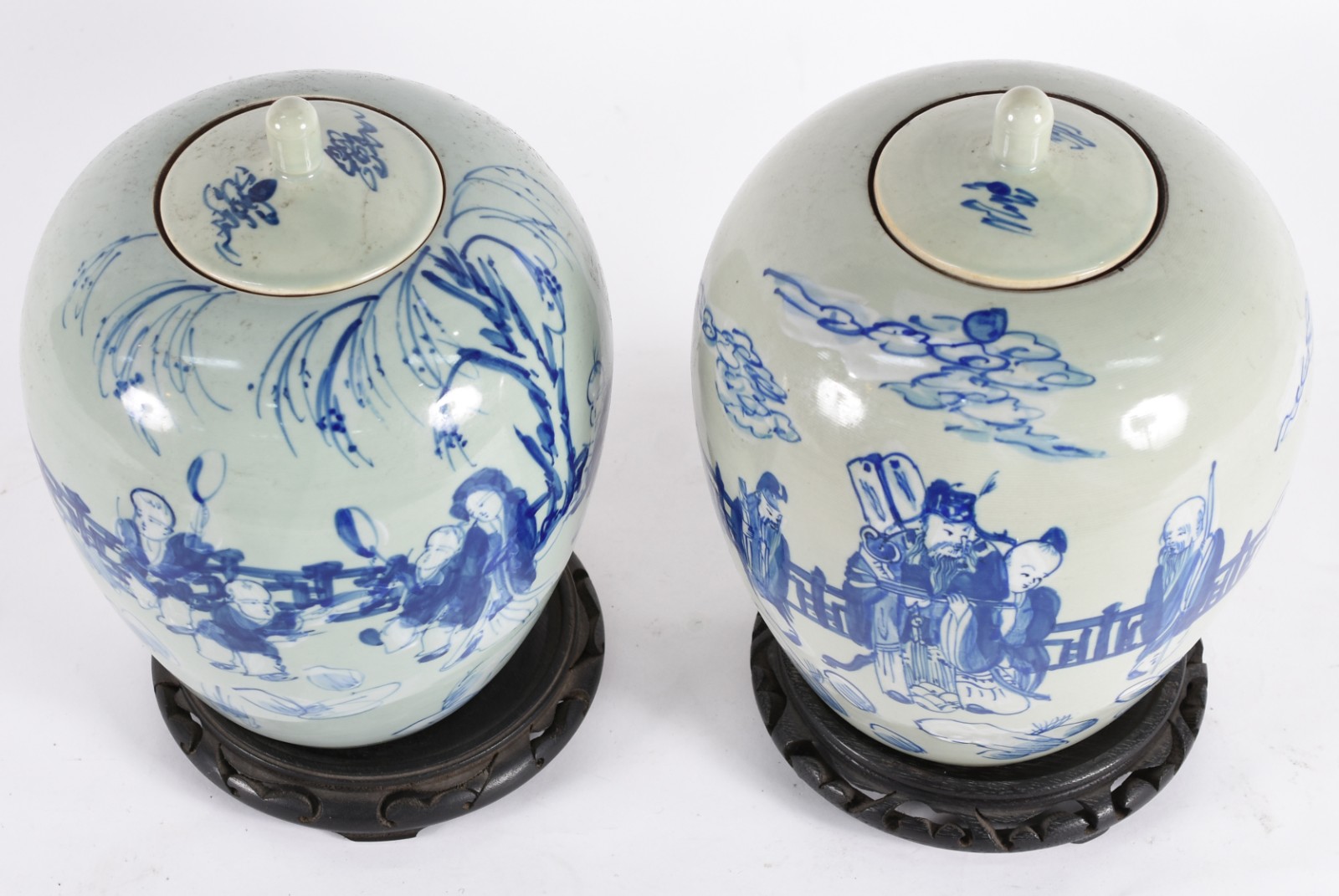 Par de potiches de porcelana oriental com figuras em azul e branco... - foto 2 de 5
