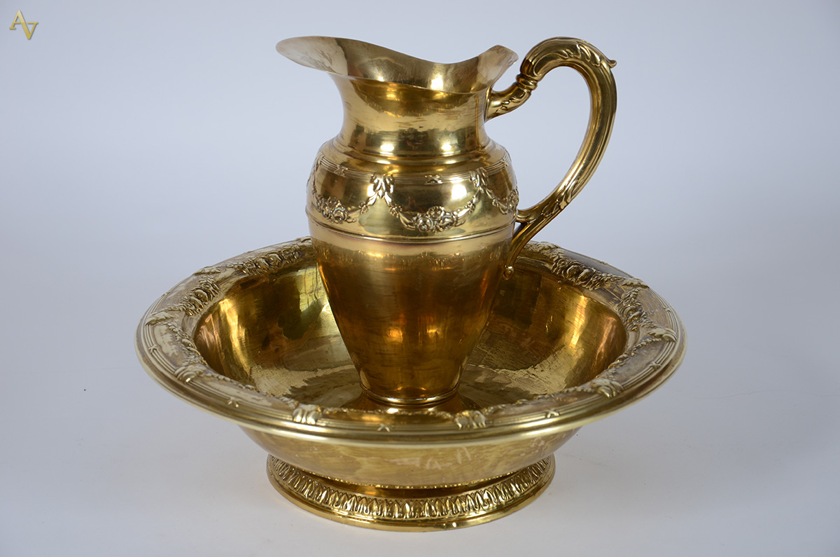Jarra com bacia de metal dourado