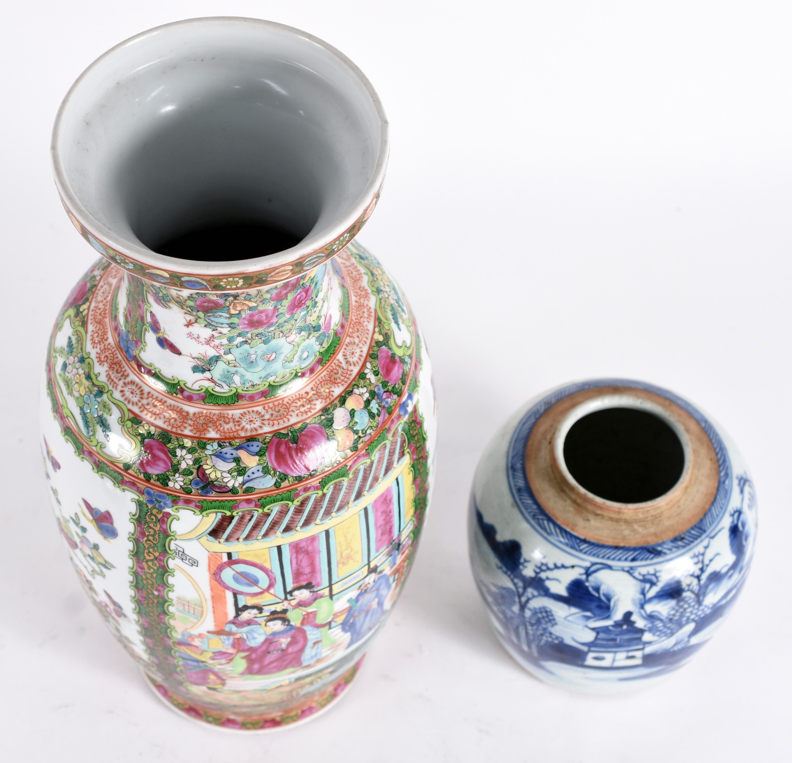 Dois vasos de porcelana chinesa, sendo o maior com gueixas e flores... - foto 2 de 7