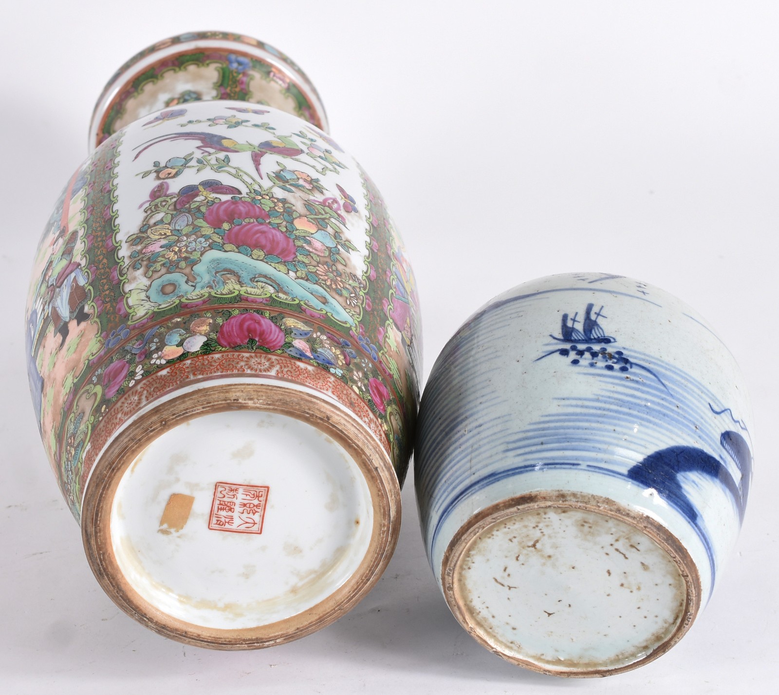 Dois vasos de porcelana chinesa, sendo o maior com gueixas e flores... - foto 4 de 7