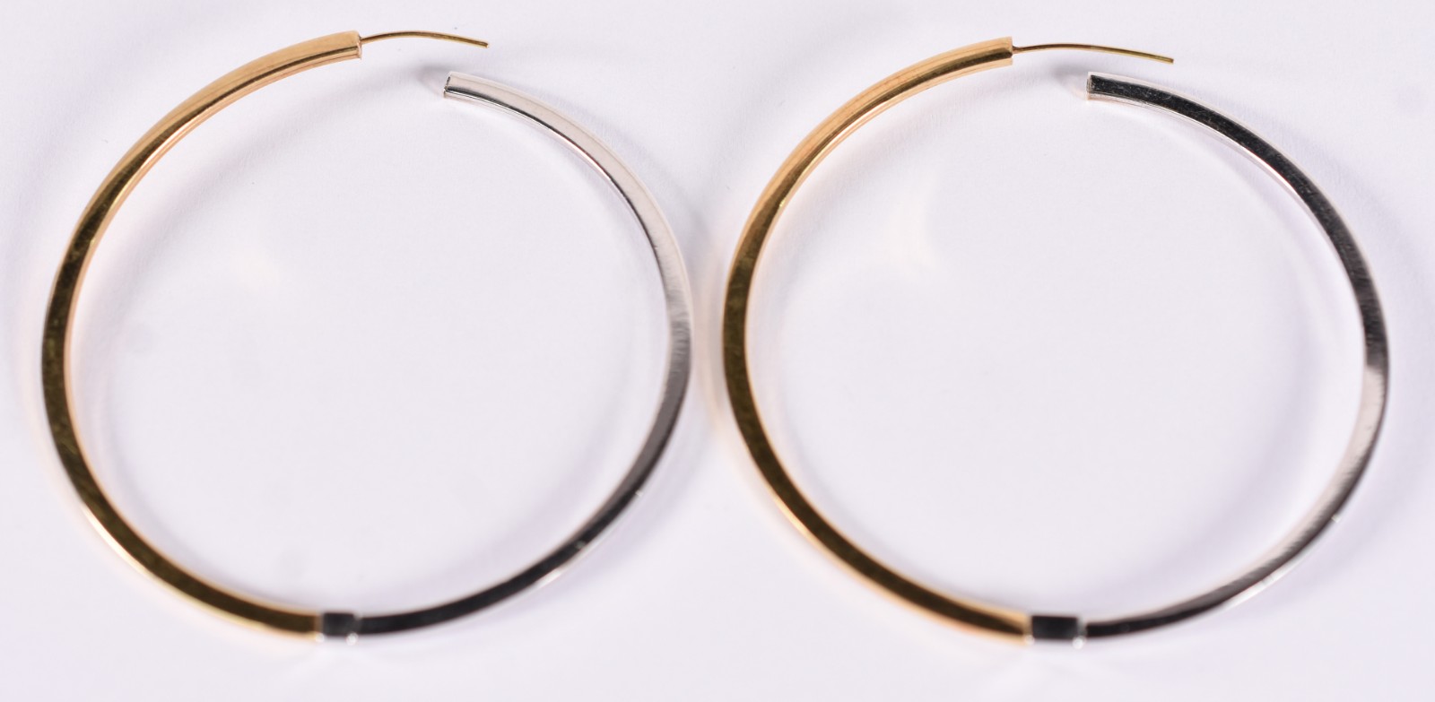 Par de argolas de ouro amarelo e branco 18 k (Por motivos de... - foto 2 de 2