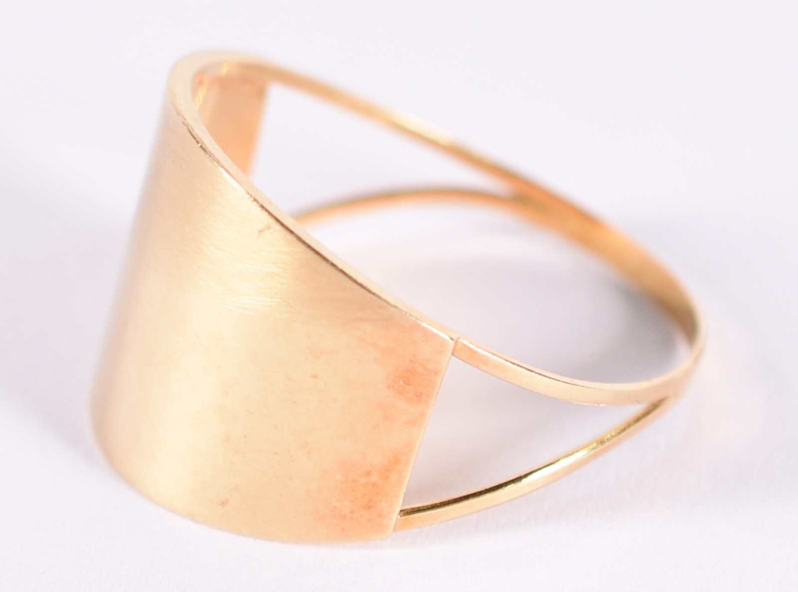 Anel de ouro 18 k feito bojudo liso, aro 24 (Por motivos de... - foto 2 de 3