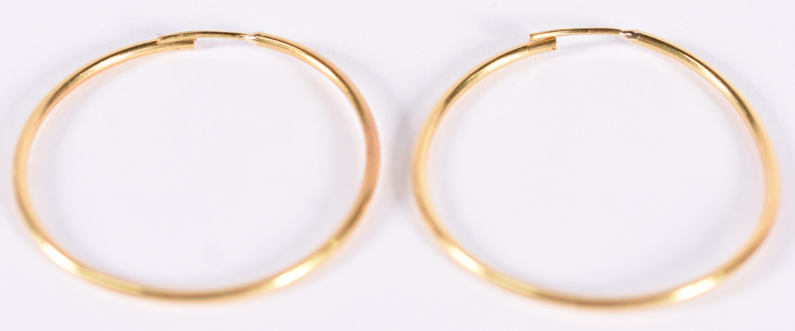 Par de argolas tamanho médio de ouro 18 k (Por motivos de seguranças... - foto 2 de 2